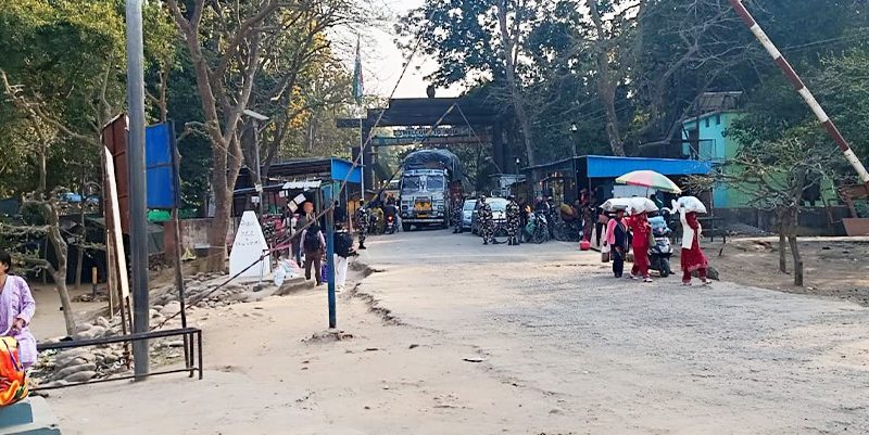 सर्वसाधारणलाई सय रुपैयाँको नियममा सास्ती, तस्करलाई भने ‘सेटिङ’मा उन्मुक्ति