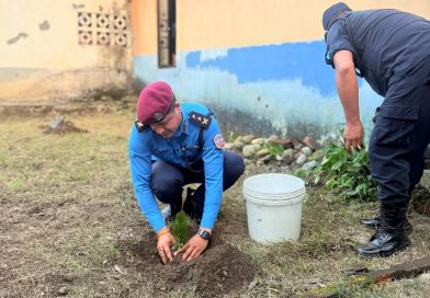 प्र,जि,अ शिवलाल तिवारी र प्रहरी प्रमुख टेकबहादुर कार्कीले संयुक्त रुपमा वृक्षारोपण तथा कार्यालयको निरीक्षण