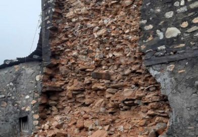 अविरल वर्षाका कारण तनहुँ भिमादमा घरको पर्खाल भत्कियो