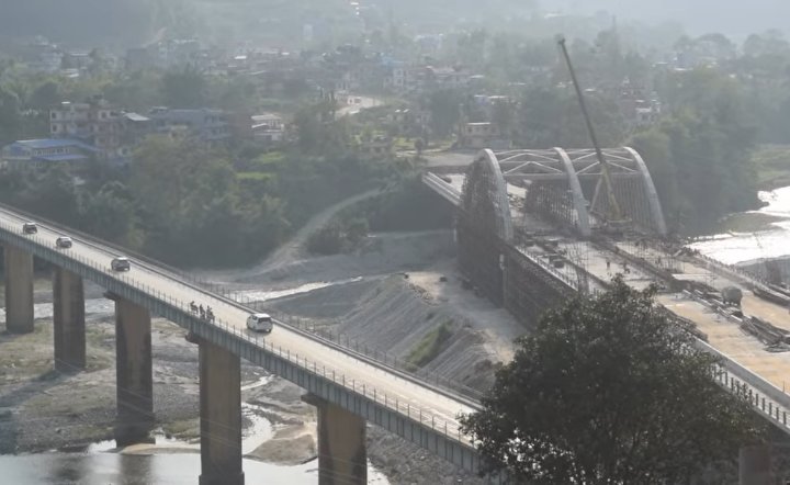 १ अर्ब २१ करोडको लागतमा प्रसिद्ध चार लेनको मादी नदीको पुल निर्माणाधीन अवस्थामा